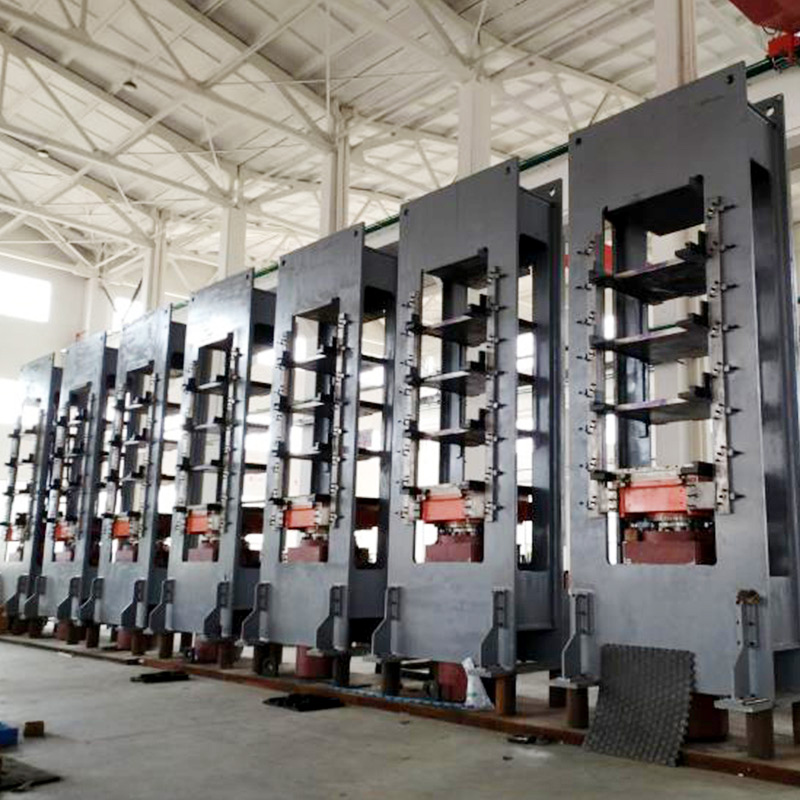 Pressa per vulcanizzazione di pneumatici pieni